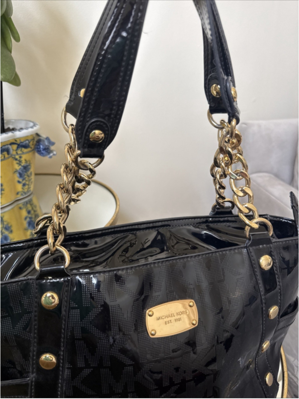 Michael Kors Black Patent Leather Shoulder Bag Gold Studded Logo Delancy - Picture 4 of 12